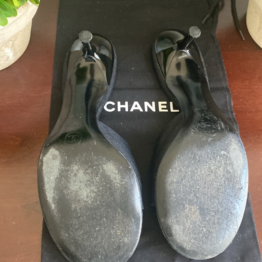 CHANEL 🖤BLACK🖤 LINEN HEELED SANDALS GOLD/WOOD FLORAL ACCENT SIZE 39.5 🌟GUC🌟 - Picture 14 of 17